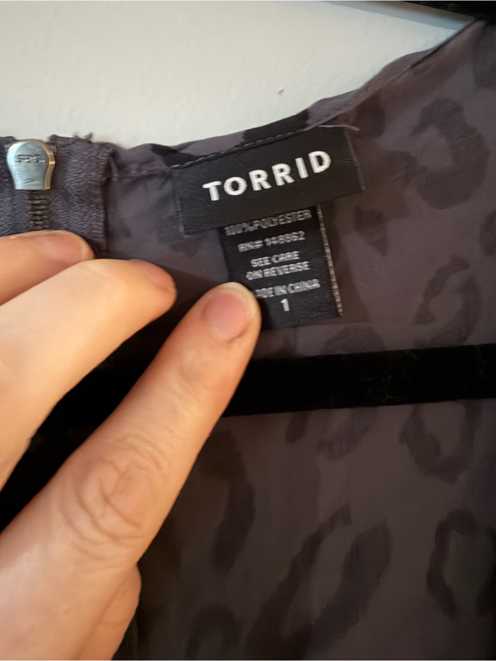 TORRID SIZE 1 Gray Leopard Print Scoop Neck Top - Picture 2 of 2